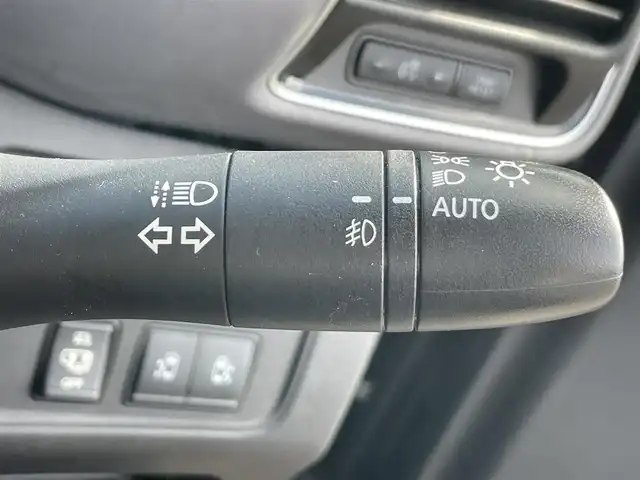 日産 セレナ ハイウェイスター V 岡山県 2019(令1)年 5.4万km ダイヤモンドブラック 登録時走行距離53138km/禁煙車/純正10インチナビ(MM519D-L)/　(CD/DVD/フルセグTV/Bluetooth)/フリップダウンモニター/全方位/フロント/両サイド/バックカメラ/プロパイロット/側方支援/後側方支援（BSM）/エマージェンシーブレーキ/速度標識表示/道路標識表示/駐車支援/ふらつき警報/ドライブレコーダー/ビルトインETC/両側パワースライドドア/革巻きステアリング/ステアリングスイッチ/純正LEDヘッドライト/フォグライト/オートライト/プッシュスタート/スマートキー/スペアキー×1/アイドリングストップ/純正アルミホイール 16インチ/ドアバイザー/ロールサンシェード/電動格納ミラー/純正フロアマット/横滑防止装置/盗難防止装置