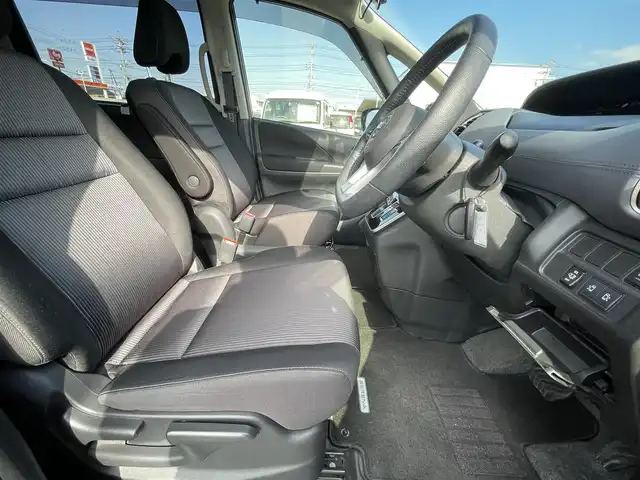 日産 セレナ ハイウェイスター V 岡山県 2019(令1)年 5.4万km ダイヤモンドブラック 登録時走行距離53138km/禁煙車/純正10インチナビ(MM519D-L)/　(CD/DVD/フルセグTV/Bluetooth)/フリップダウンモニター/全方位/フロント/両サイド/バックカメラ/プロパイロット/側方支援/後側方支援（BSM）/エマージェンシーブレーキ/速度標識表示/道路標識表示/駐車支援/ふらつき警報/ドライブレコーダー/ビルトインETC/両側パワースライドドア/革巻きステアリング/ステアリングスイッチ/純正LEDヘッドライト/フォグライト/オートライト/プッシュスタート/スマートキー/スペアキー×1/アイドリングストップ/純正アルミホイール 16インチ/ドアバイザー/ロールサンシェード/電動格納ミラー/純正フロアマット/横滑防止装置/盗難防止装置