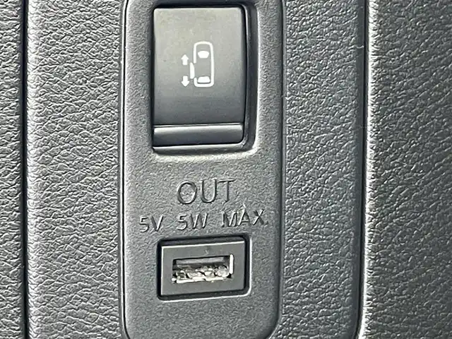 日産 セレナ ハイウェイスター V 岡山県 2019(令1)年 5.4万km ダイヤモンドブラック 登録時走行距離53138km/禁煙車/純正10インチナビ(MM519D-L)/　(CD/DVD/フルセグTV/Bluetooth)/フリップダウンモニター/全方位/フロント/両サイド/バックカメラ/プロパイロット/側方支援/後側方支援（BSM）/エマージェンシーブレーキ/速度標識表示/道路標識表示/駐車支援/ふらつき警報/ドライブレコーダー/ビルトインETC/両側パワースライドドア/革巻きステアリング/ステアリングスイッチ/純正LEDヘッドライト/フォグライト/オートライト/プッシュスタート/スマートキー/スペアキー×1/アイドリングストップ/純正アルミホイール 16インチ/ドアバイザー/ロールサンシェード/電動格納ミラー/純正フロアマット/横滑防止装置/盗難防止装置