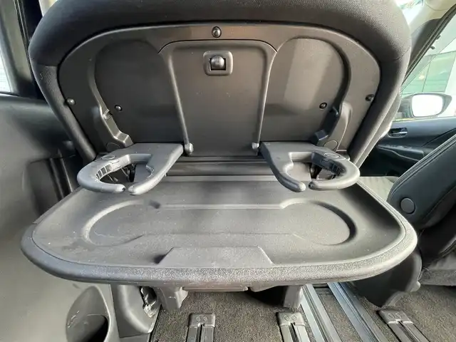 日産 セレナ ハイウェイスター V 岡山県 2019(令1)年 5.4万km ダイヤモンドブラック 登録時走行距離53138km/禁煙車/純正10インチナビ(MM519D-L)/　(CD/DVD/フルセグTV/Bluetooth)/フリップダウンモニター/全方位/フロント/両サイド/バックカメラ/プロパイロット/側方支援/後側方支援（BSM）/エマージェンシーブレーキ/速度標識表示/道路標識表示/駐車支援/ふらつき警報/ドライブレコーダー/ビルトインETC/両側パワースライドドア/革巻きステアリング/ステアリングスイッチ/純正LEDヘッドライト/フォグライト/オートライト/プッシュスタート/スマートキー/スペアキー×1/アイドリングストップ/純正アルミホイール 16インチ/ドアバイザー/ロールサンシェード/電動格納ミラー/純正フロアマット/横滑防止装置/盗難防止装置