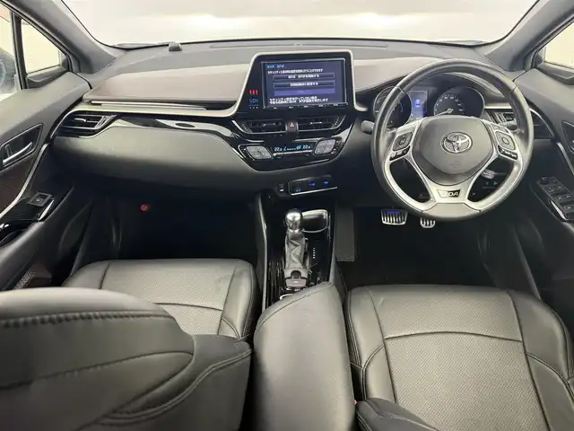 トヨタ Ｃ－ＨＲ G 愛知県 2017(平29)年 6.8万km ホワイトパールクリスタルシャイン 純正ナビ（CD・DVD・Bluetooth・フルセグTV）/バックカメラ/純正ドライブレコーダー/ETC2.0/クルーズコントロール/前席シートヒーター/BSM/クリアランスソナー/LEDオートライト/オートハイビーム/横滑り防止装置/レーンキープアシスト/コーナーセンサー/盗難防止装置/衝突軽減ブレーキ/純正アルミホイール/社外ハンドルカバー/社外シートカバー/純正フロアマット/AC100V
