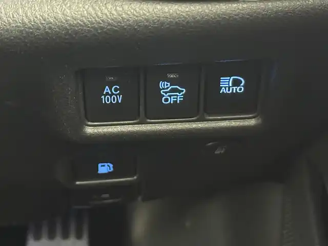 トヨタ Ｃ－ＨＲ G 愛知県 2017(平29)年 6.8万km ホワイトパールクリスタルシャイン 純正ナビ（CD・DVD・Bluetooth・フルセグTV）/バックカメラ/純正ドライブレコーダー/ETC2.0/クルーズコントロール/前席シートヒーター/BSM/クリアランスソナー/LEDオートライト/オートハイビーム/横滑り防止装置/レーンキープアシスト/コーナーセンサー/盗難防止装置/衝突軽減ブレーキ/純正アルミホイール/社外ハンドルカバー/社外シートカバー/純正フロアマット/AC100V