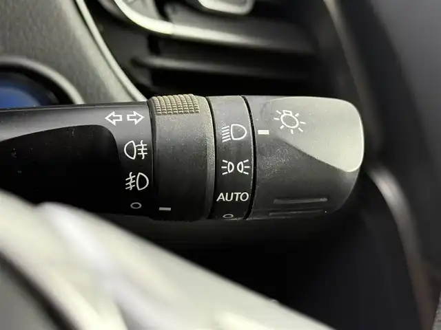 トヨタ Ｃ－ＨＲ G 愛知県 2017(平29)年 6.8万km ホワイトパールクリスタルシャイン 純正ナビ（CD・DVD・Bluetooth・フルセグTV）/バックカメラ/純正ドライブレコーダー/ETC2.0/クルーズコントロール/前席シートヒーター/BSM/クリアランスソナー/LEDオートライト/オートハイビーム/横滑り防止装置/レーンキープアシスト/コーナーセンサー/盗難防止装置/衝突軽減ブレーキ/純正アルミホイール/社外ハンドルカバー/社外シートカバー/純正フロアマット/AC100V