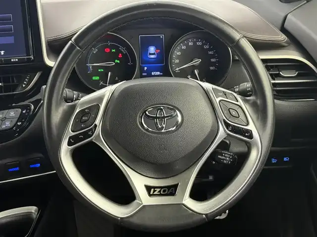 トヨタ Ｃ－ＨＲ G 愛知県 2017(平29)年 6.8万km ホワイトパールクリスタルシャイン 純正ナビ（CD・DVD・Bluetooth・フルセグTV）/バックカメラ/純正ドライブレコーダー/ETC2.0/クルーズコントロール/前席シートヒーター/BSM/クリアランスソナー/LEDオートライト/オートハイビーム/横滑り防止装置/レーンキープアシスト/コーナーセンサー/盗難防止装置/衝突軽減ブレーキ/純正アルミホイール/社外ハンドルカバー/社外シートカバー/純正フロアマット/AC100V