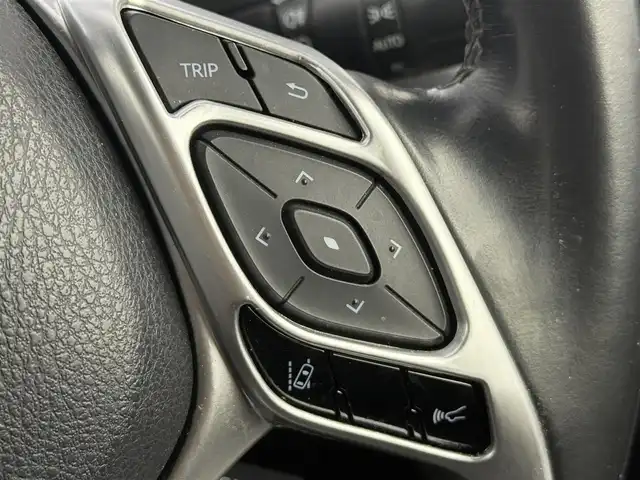 トヨタ Ｃ－ＨＲ G 愛知県 2017(平29)年 6.8万km ホワイトパールクリスタルシャイン 純正ナビ（CD・DVD・Bluetooth・フルセグTV）/バックカメラ/純正ドライブレコーダー/ETC2.0/クルーズコントロール/前席シートヒーター/BSM/クリアランスソナー/LEDオートライト/オートハイビーム/横滑り防止装置/レーンキープアシスト/コーナーセンサー/盗難防止装置/衝突軽減ブレーキ/純正アルミホイール/社外ハンドルカバー/社外シートカバー/純正フロアマット/AC100V