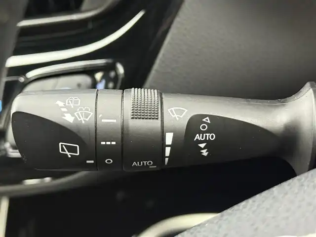 トヨタ Ｃ－ＨＲ G 愛知県 2017(平29)年 6.8万km ホワイトパールクリスタルシャイン 純正ナビ（CD・DVD・Bluetooth・フルセグTV）/バックカメラ/純正ドライブレコーダー/ETC2.0/クルーズコントロール/前席シートヒーター/BSM/クリアランスソナー/LEDオートライト/オートハイビーム/横滑り防止装置/レーンキープアシスト/コーナーセンサー/盗難防止装置/衝突軽減ブレーキ/純正アルミホイール/社外ハンドルカバー/社外シートカバー/純正フロアマット/AC100V