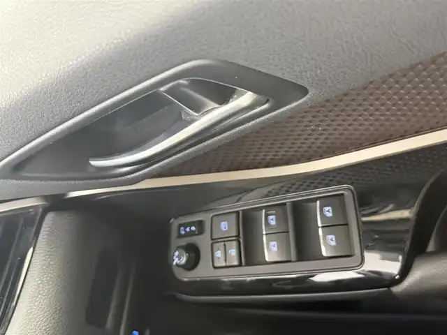 トヨタ Ｃ－ＨＲ G 愛知県 2017(平29)年 6.8万km ホワイトパールクリスタルシャイン 純正ナビ（CD・DVD・Bluetooth・フルセグTV）/バックカメラ/純正ドライブレコーダー/ETC2.0/クルーズコントロール/前席シートヒーター/BSM/クリアランスソナー/LEDオートライト/オートハイビーム/横滑り防止装置/レーンキープアシスト/コーナーセンサー/盗難防止装置/衝突軽減ブレーキ/純正アルミホイール/社外ハンドルカバー/社外シートカバー/純正フロアマット/AC100V