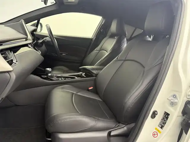 トヨタ Ｃ－ＨＲ G 愛知県 2017(平29)年 6.8万km ホワイトパールクリスタルシャイン 純正ナビ（CD・DVD・Bluetooth・フルセグTV）/バックカメラ/純正ドライブレコーダー/ETC2.0/クルーズコントロール/前席シートヒーター/BSM/クリアランスソナー/LEDオートライト/オートハイビーム/横滑り防止装置/レーンキープアシスト/コーナーセンサー/盗難防止装置/衝突軽減ブレーキ/純正アルミホイール/社外ハンドルカバー/社外シートカバー/純正フロアマット/AC100V