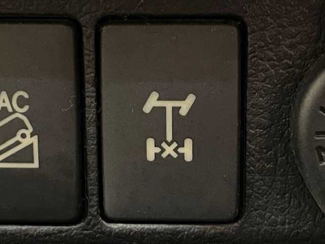 トヨタ ハイラックス Z 宮城県 2018(平30)年 8.6万km アティチュードブラックマイカ 4WD/社外エンジンスターター/トヨタセーフティセンス/・プリクラッシュセーフティ/・クルーズコントロール/・レーンキープアシスト/・ダウンヒルアシストコントロール/・車線逸脱警報装置/純正ナビ/・型番：NSZT-W66T/・フルセグTV/Bluetooth/CD/DVD/・バックカメラ/・ETC/革巻きステアリング/・ステアリングスイッチ/プッシュスタート/・スマートキー/LEDヘッドライト/・オートライト/革調シートカバー/トノカバー/ドアバイザー