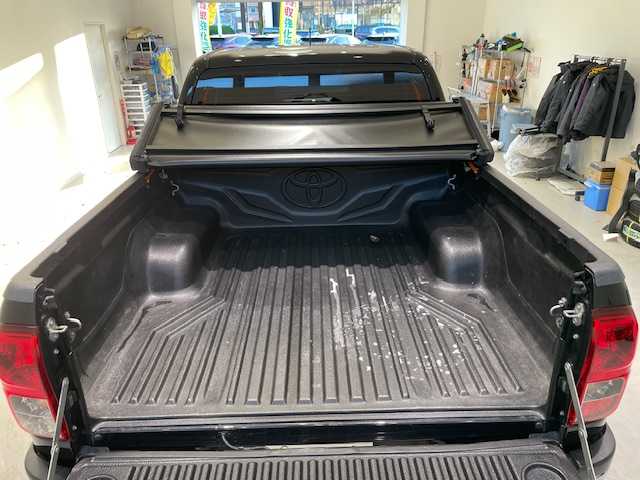 トヨタ ハイラックス Z 宮城県 2018(平30)年 8.6万km アティチュードブラックマイカ 4WD/社外エンジンスターター/トヨタセーフティセンス/・プリクラッシュセーフティ/・クルーズコントロール/・レーンキープアシスト/・ダウンヒルアシストコントロール/・車線逸脱警報装置/純正ナビ/・型番：NSZT-W66T/・フルセグTV/Bluetooth/CD/DVD/・バックカメラ/・ETC/革巻きステアリング/・ステアリングスイッチ/プッシュスタート/・スマートキー/LEDヘッドライト/・オートライト/革調シートカバー/トノカバー/ドアバイザー