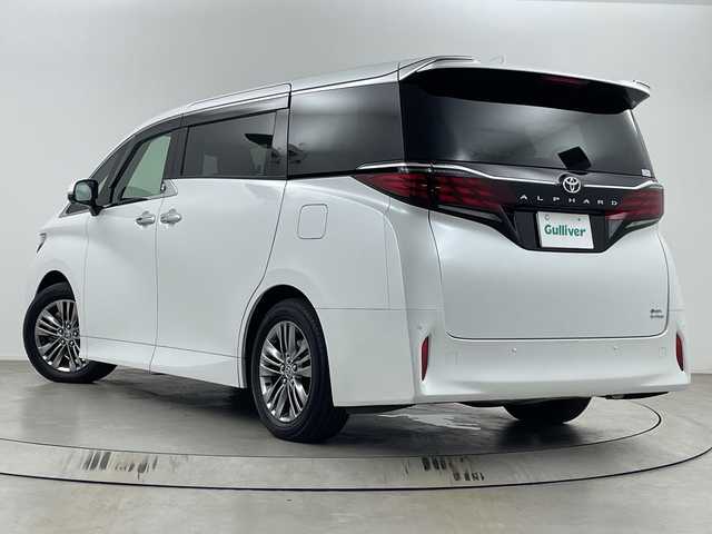 トヨタ アルファードハイブリット Z 埼玉県 2024(令6)年 2.8万km プラチナホワイトパールマイカ 純正ナビ/全方位カメラ/電動リアゲート/ビルトインETC2.0/レーダークルーズコントロール/両側パワースライドドア/ワイヤレス充電器/ハンドルヒーター/BSM/AC100V/ドライブレコーダー/全席パワーシート/オットマン/レーンキープアシスト　/安心降車アシスト/ロードサインアシスト/ロールサンシェード/LEDヘッドライト/オートマチックハイビーム/フォグランプ/純正フロアマット/純正アルミホイール