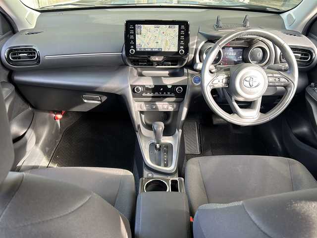 トヨタ ヤリスクロス ハイブリッド G 静岡県 2023(令5)年 3.6万km ブラックマイカ 純正ナビ/FM/AM/USB/Bluetooth/Miracast/主要装備/・バックカメラ　/・コーナーセンサー　/・ＢＳＭ　/・ＥＴＣ　/・レーダークルーズコントロール　/・シートヒーター　/・ドライブレコーダー　/・ハンドルヒーター　/・スマートキー　/・ＳＯＳコール　/・オートホールド　/・保証書/・取扱説明書/・スペアキー/・衝突軽減システム/・レーンキープ/・プッシュスタート/・RCTA/・PKSB/・RSA/・社外アルミホイール（Precious）/・横滑り防止装置/・オートライト/・オートハイビーム/・ステアリングリモコン