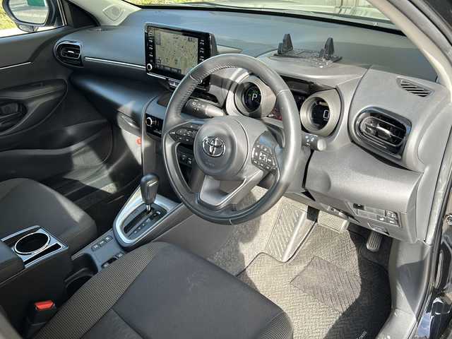 トヨタ ヤリスクロス ハイブリッド G 静岡県 2023(令5)年 3.6万km ブラックマイカ 純正ナビ/FM/AM/USB/Bluetooth/Miracast/主要装備/・バックカメラ　/・コーナーセンサー　/・ＢＳＭ　/・ＥＴＣ　/・レーダークルーズコントロール　/・シートヒーター　/・ドライブレコーダー　/・ハンドルヒーター　/・スマートキー　/・ＳＯＳコール　/・オートホールド　/・保証書/・取扱説明書/・スペアキー/・衝突軽減システム/・レーンキープ/・プッシュスタート/・RCTA/・PKSB/・RSA/・社外アルミホイール（Precious）/・横滑り防止装置/・オートライト/・オートハイビーム/・ステアリングリモコン