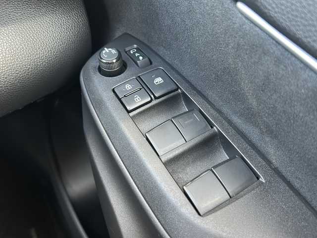 トヨタ ヤリスクロス ハイブリッド G 静岡県 2023(令5)年 3.6万km ブラックマイカ 純正ナビ/FM/AM/USB/Bluetooth/Miracast/主要装備/・バックカメラ　/・コーナーセンサー　/・ＢＳＭ　/・ＥＴＣ　/・レーダークルーズコントロール　/・シートヒーター　/・ドライブレコーダー　/・ハンドルヒーター　/・スマートキー　/・ＳＯＳコール　/・オートホールド　/・保証書/・取扱説明書/・スペアキー/・衝突軽減システム/・レーンキープ/・プッシュスタート/・RCTA/・PKSB/・RSA/・社外アルミホイール（Precious）/・横滑り防止装置/・オートライト/・オートハイビーム/・ステアリングリモコン