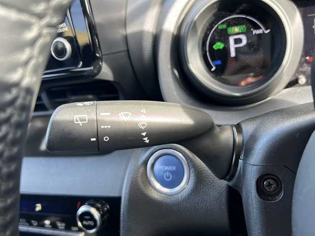 トヨタ ヤリスクロス ハイブリッド G 静岡県 2023(令5)年 3.6万km ブラックマイカ 純正ナビ/FM/AM/USB/Bluetooth/Miracast/主要装備/・バックカメラ　/・コーナーセンサー　/・ＢＳＭ　/・ＥＴＣ　/・レーダークルーズコントロール　/・シートヒーター　/・ドライブレコーダー　/・ハンドルヒーター　/・スマートキー　/・ＳＯＳコール　/・オートホールド　/・保証書/・取扱説明書/・スペアキー/・衝突軽減システム/・レーンキープ/・プッシュスタート/・RCTA/・PKSB/・RSA/・社外アルミホイール（Precious）/・横滑り防止装置/・オートライト/・オートハイビーム/・ステアリングリモコン