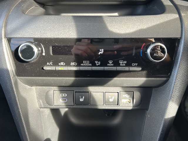 トヨタ ヤリスクロス ハイブリッド G 静岡県 2023(令5)年 3.6万km ブラックマイカ 純正ナビ/FM/AM/USB/Bluetooth/Miracast/主要装備/・バックカメラ　/・コーナーセンサー　/・ＢＳＭ　/・ＥＴＣ　/・レーダークルーズコントロール　/・シートヒーター　/・ドライブレコーダー　/・ハンドルヒーター　/・スマートキー　/・ＳＯＳコール　/・オートホールド　/・保証書/・取扱説明書/・スペアキー/・衝突軽減システム/・レーンキープ/・プッシュスタート/・RCTA/・PKSB/・RSA/・社外アルミホイール（Precious）/・横滑り防止装置/・オートライト/・オートハイビーム/・ステアリングリモコン