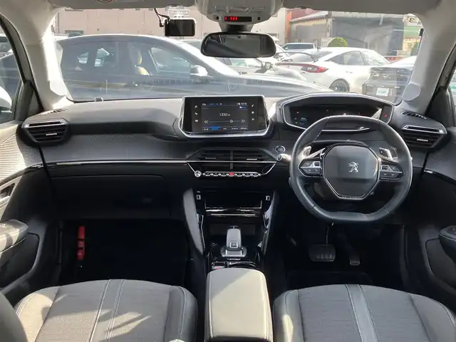 プジョー ２０８ アリュール 三重県 2021(令3)年 5.6万km 白 ♪アクティブセーフティブレーキ/♪レーンキープアシスト/♪トラフィックサインインフォメーション/♪アクティブクルーズコントロール/♪パーキングアシスト/♪純正ナビ/ ・DTV・Bluetooth/ ・Apple Car Play/ ・Android Auto/ ・ミラーリンク/♪全方位モニター/♪バックカメラ/♪ハーフレザーシート/♪スマートキー×2/♪プッシュスタート/♪純正16インチAW/♪充電ポート×3/♪ドライブレコーダー(前後)/♪電動パーキング/♪LEDヘッドライト/♪リアフォグ/♪オートライト/♪オートワイパー/♪オートリトラクタブルミラー/♪アイドリングストップ/♪革巻きステアリング/♪パドルシフト/♪フロアマット/♪プライバシーガラス/♪サイド/カーテンエアバック