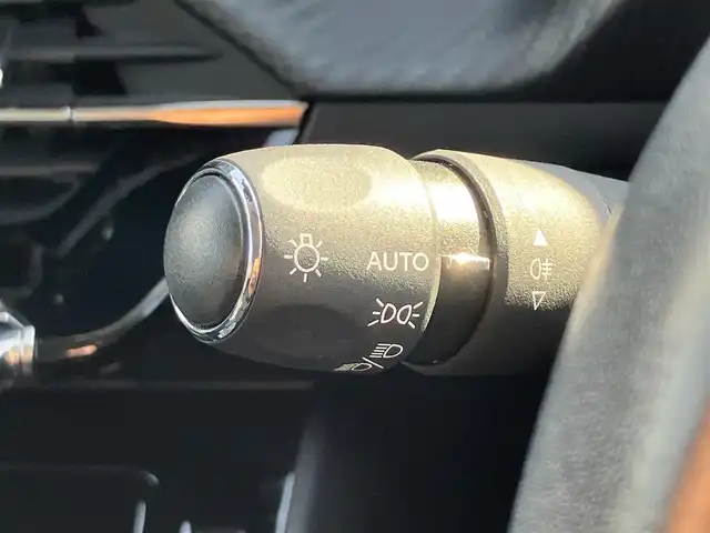 プジョー ２０８ アリュール 三重県 2021(令3)年 5.6万km 白 ♪アクティブセーフティブレーキ/♪レーンキープアシスト/♪トラフィックサインインフォメーション/♪アクティブクルーズコントロール/♪パーキングアシスト/♪純正ナビ/ ・DTV・Bluetooth/ ・Apple Car Play/ ・Android Auto/ ・ミラーリンク/♪全方位モニター/♪バックカメラ/♪ハーフレザーシート/♪スマートキー×2/♪プッシュスタート/♪純正16インチAW/♪充電ポート×3/♪ドライブレコーダー(前後)/♪電動パーキング/♪LEDヘッドライト/♪リアフォグ/♪オートライト/♪オートワイパー/♪オートリトラクタブルミラー/♪アイドリングストップ/♪革巻きステアリング/♪パドルシフト/♪フロアマット/♪プライバシーガラス/♪サイド/カーテンエアバック