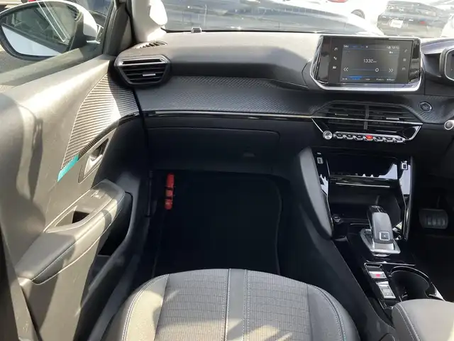 プジョー ２０８ アリュール 三重県 2021(令3)年 5.6万km 白 ♪アクティブセーフティブレーキ/♪レーンキープアシスト/♪トラフィックサインインフォメーション/♪アクティブクルーズコントロール/♪パーキングアシスト/♪純正ナビ/ ・DTV・Bluetooth/ ・Apple Car Play/ ・Android Auto/ ・ミラーリンク/♪全方位モニター/♪バックカメラ/♪ハーフレザーシート/♪スマートキー×2/♪プッシュスタート/♪純正16インチAW/♪充電ポート×3/♪ドライブレコーダー(前後)/♪電動パーキング/♪LEDヘッドライト/♪リアフォグ/♪オートライト/♪オートワイパー/♪オートリトラクタブルミラー/♪アイドリングストップ/♪革巻きステアリング/♪パドルシフト/♪フロアマット/♪プライバシーガラス/♪サイド/カーテンエアバック