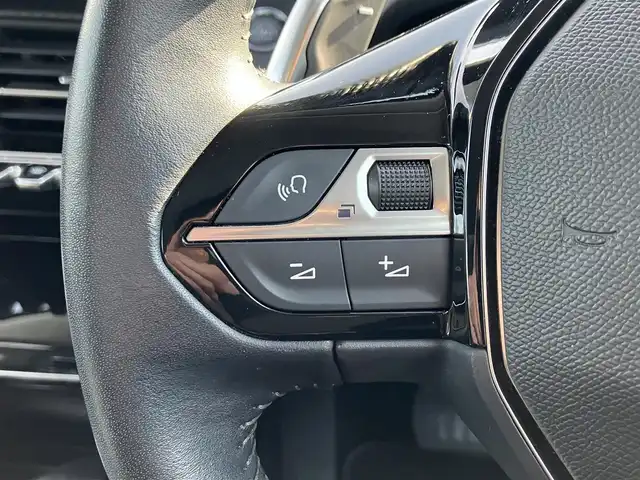 プジョー ２０８ アリュール 三重県 2021(令3)年 5.6万km 白 ♪アクティブセーフティブレーキ/♪レーンキープアシスト/♪トラフィックサインインフォメーション/♪アクティブクルーズコントロール/♪パーキングアシスト/♪純正ナビ/ ・DTV・Bluetooth/ ・Apple Car Play/ ・Android Auto/ ・ミラーリンク/♪全方位モニター/♪バックカメラ/♪ハーフレザーシート/♪スマートキー×2/♪プッシュスタート/♪純正16インチAW/♪充電ポート×3/♪ドライブレコーダー(前後)/♪電動パーキング/♪LEDヘッドライト/♪リアフォグ/♪オートライト/♪オートワイパー/♪オートリトラクタブルミラー/♪アイドリングストップ/♪革巻きステアリング/♪パドルシフト/♪フロアマット/♪プライバシーガラス/♪サイド/カーテンエアバック