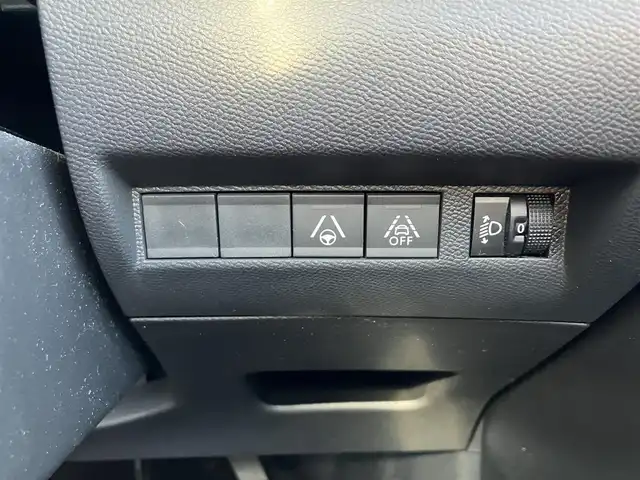 プジョー ２０８ アリュール 三重県 2021(令3)年 5.6万km 白 ♪アクティブセーフティブレーキ/♪レーンキープアシスト/♪トラフィックサインインフォメーション/♪アクティブクルーズコントロール/♪パーキングアシスト/♪純正ナビ/ ・DTV・Bluetooth/ ・Apple Car Play/ ・Android Auto/ ・ミラーリンク/♪全方位モニター/♪バックカメラ/♪ハーフレザーシート/♪スマートキー×2/♪プッシュスタート/♪純正16インチAW/♪充電ポート×3/♪ドライブレコーダー(前後)/♪電動パーキング/♪LEDヘッドライト/♪リアフォグ/♪オートライト/♪オートワイパー/♪オートリトラクタブルミラー/♪アイドリングストップ/♪革巻きステアリング/♪パドルシフト/♪フロアマット/♪プライバシーガラス/♪サイド/カーテンエアバック