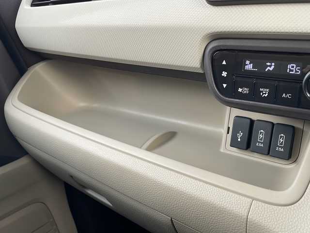 ホンダ Ｎ ＢＯＸ G L ホンダセンシング 沖縄県 2019(令1)年 5万km プラチナホワイトパール ホンダセンシング/純正ディスプレイオーディオ　(WX-221C)/　（AM/FM/CD/BT）/ワンセグTV/バックモニター/レーダークルーズコントロール/レーンキープ/シートヒーター/パワースライドドア　/LEDヘッドライト/オートライト/純正フロアマット/ビルトインETC/冬タイヤセット車載