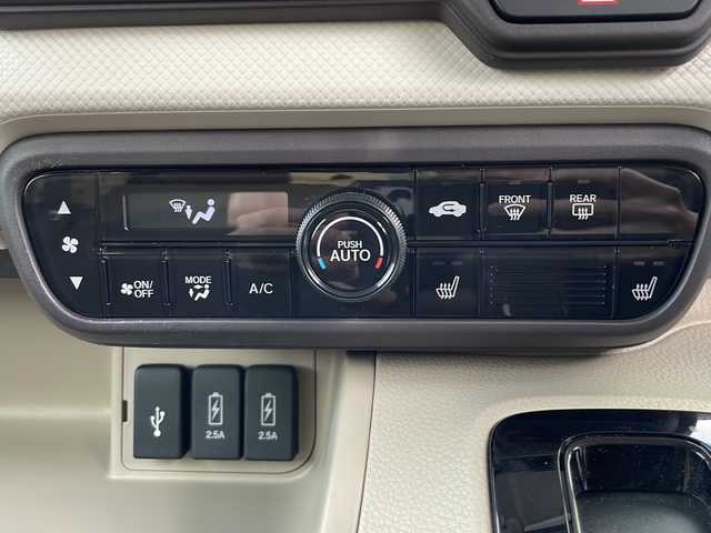 ホンダ Ｎ ＢＯＸ G L ホンダセンシング 沖縄県 2019(令1)年 5万km プラチナホワイトパール ホンダセンシング/純正ディスプレイオーディオ　(WX-221C)/　（AM/FM/CD/BT）/ワンセグTV/バックモニター/レーダークルーズコントロール/レーンキープ/シートヒーター/パワースライドドア　/LEDヘッドライト/オートライト/純正フロアマット/ビルトインETC/冬タイヤセット車載