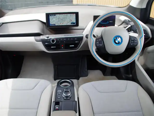 ＢＭＷ ｉ３ レンジエクステンダー 埼玉県 2016(平28)年 4.6万km 白 アダプティブクルーズコントロール/インテリジェントセーフティ /電動スライディングルーフ /パークディスタンスコントロール /バックカメラ /iDriveナビ /ルームミラー内臓ETC /USB接続 /Bluetooth /ハンドルスイッチ