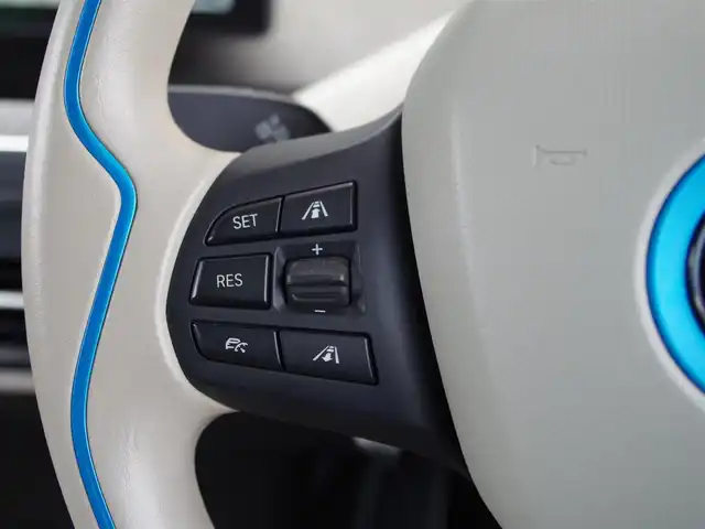 ＢＭＷ ｉ３ レンジエクステンダー 埼玉県 2016(平28)年 4.6万km 白 アダプティブクルーズコントロール/インテリジェントセーフティ /電動スライディングルーフ /パークディスタンスコントロール /バックカメラ /iDriveナビ /ルームミラー内臓ETC /USB接続 /Bluetooth /ハンドルスイッチ
