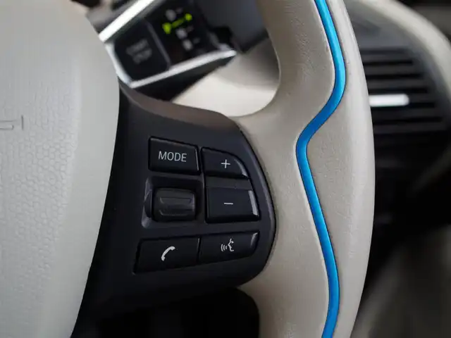 ＢＭＷ ｉ３ レンジエクステンダー 埼玉県 2016(平28)年 4.6万km 白 アダプティブクルーズコントロール/インテリジェントセーフティ /電動スライディングルーフ /パークディスタンスコントロール /バックカメラ /iDriveナビ /ルームミラー内臓ETC /USB接続 /Bluetooth /ハンドルスイッチ