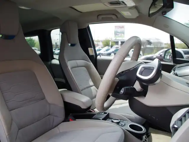ＢＭＷ ｉ３ レンジエクステンダー 埼玉県 2016(平28)年 4.6万km 白 アダプティブクルーズコントロール/インテリジェントセーフティ /電動スライディングルーフ /パークディスタンスコントロール /バックカメラ /iDriveナビ /ルームミラー内臓ETC /USB接続 /Bluetooth /ハンドルスイッチ