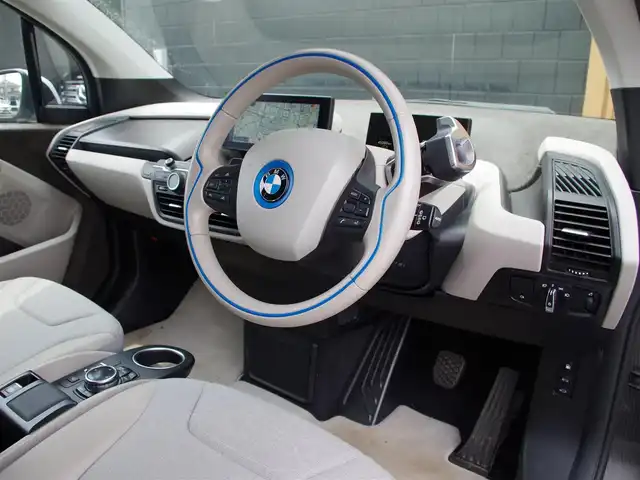 ＢＭＷ ｉ３ レンジエクステンダー 埼玉県 2016(平28)年 4.6万km 白 アダプティブクルーズコントロール/インテリジェントセーフティ /電動スライディングルーフ /パークディスタンスコントロール /バックカメラ /iDriveナビ /ルームミラー内臓ETC /USB接続 /Bluetooth /ハンドルスイッチ