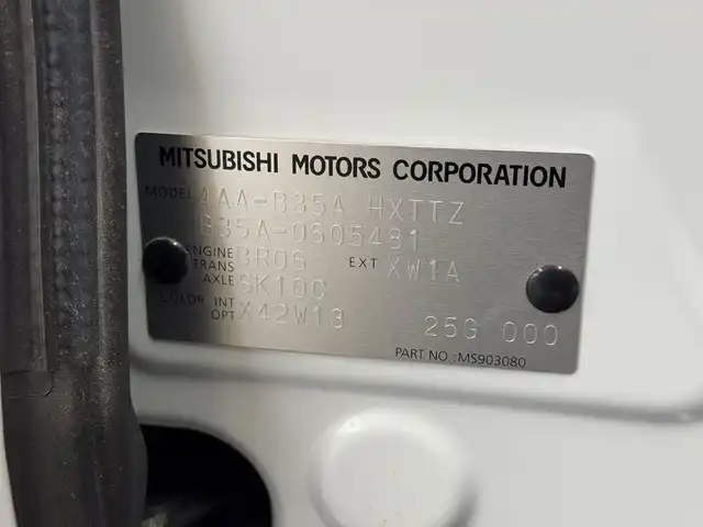 三菱 デリカミニ T プレミアム 三重県 2025(令7)年 0.1万km未満 アメジストブラック/シルキーホワイト 届出済未使用車/ガソリン・ターボ/FF/MTモード付インパネCVT/純正 9インチ ディスプレイオーディオ DA22JM/（FM/AM/Bluetooth/VTR/HDMI/USB/iPod/AppleCarPlay/AndroidAuto）/マルチアラウンドモニター/両側 ハンズフリーオートスライドドア/e-Assist（安全）/・衝突被害軽減ブレーキ［FCM］（歩行者検知付）/・踏み間違い衝突防止アシスト［EAPM］/・車線逸脱警報システム［LDW］＆車線逸脱防止支援機能［LDP］/・オートマチックハイビーム［AHB］/・ふらつき警報［DAA］/・前方衝突予測警報［PFCW］/・標識認識システム［TSR］/・先行車発進通知［LCDN］/●高速道路 同一車線運転支援機能『マイパイロット』（MI-PILOT）/・レーダークルーズコントロール［ACC］（全車速追従機能付）/・車線維持支援機能［LKA］/装備/・デジタルルームミラー/・ルーフレール/・ハーフレザーシート/・シートヒーター（D/N）/・ステアリングヒーター/・ヒルディセントコントロール［HDC］/・オートエアコン/・ステアリングスイッチ/・パドルシフト/・プッシュスタート/・純正15inAW/・保/取/オーディオ取/・スマートキーx2/など