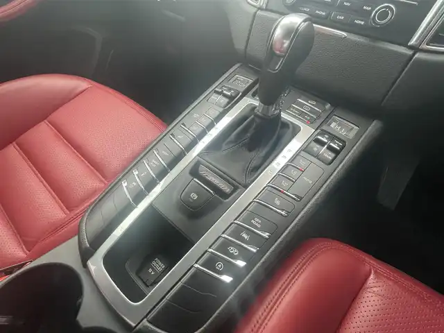 ポルシェ マカン GTS 兵庫県 2018(平30)年 5.5万km 黒 純正メモリーナビ/バックカメラ/Bluetooth/DVD再生可能/純正アルミホイール/純正フロアマット/BOSE/ETC/パドルシフト/ドライブレコーダー/レザーシート/パワーシート/シートヒーター/ISOFIX/パワーバックドア/電動格納ミラー/保証書/取扱説明書