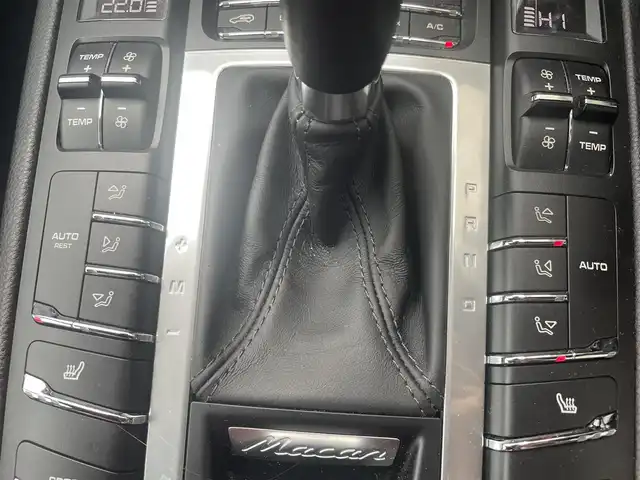 ポルシェ マカン GTS 兵庫県 2018(平30)年 5.5万km 黒 純正メモリーナビ/バックカメラ/Bluetooth/DVD再生可能/純正アルミホイール/純正フロアマット/BOSE/ETC/パドルシフト/ドライブレコーダー/レザーシート/パワーシート/シートヒーター/ISOFIX/パワーバックドア/電動格納ミラー/保証書/取扱説明書