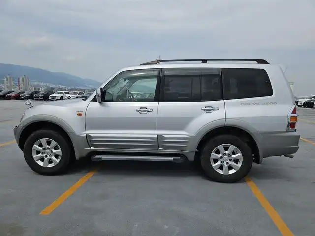 三菱 パジェロ ロング スーパーエクシード 香川県 2000(平12)年 8.9万km サテライトシルバーM/クイーンズシルバー 〇サンルーフ/〇ルーフレール/〇純正ナビ/〇バックカメラ/〇クルーズコントロール/〇ハロゲンヘッドランプ/〇オートライト/〇17インチAW/〇本木製/革巻きステアリングホイール/〇オートエアコン/〇レザーシート/〇パワーシート（運転席）/〇シートヒーター（運転席/助手席）/〇リモコンキー/イモビライザー/〇禁煙車