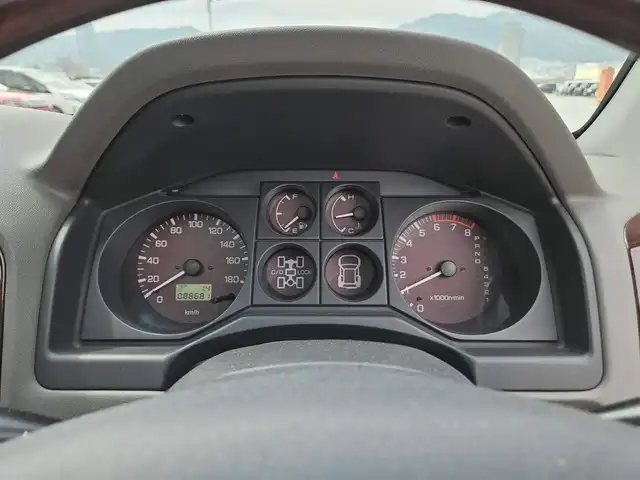 三菱 パジェロ ロング スーパーエクシード 香川県 2000(平12)年 8.9万km サテライトシルバーM/クイーンズシルバー 〇サンルーフ/〇ルーフレール/〇純正ナビ/〇バックカメラ/〇クルーズコントロール/〇ハロゲンヘッドランプ/〇オートライト/〇17インチAW/〇本木製/革巻きステアリングホイール/〇オートエアコン/〇レザーシート/〇パワーシート（運転席）/〇シートヒーター（運転席/助手席）/〇リモコンキー/イモビライザー/〇禁煙車