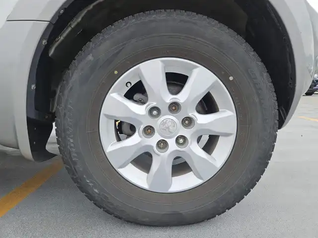 三菱 パジェロ ロング スーパーエクシード 香川県 2000(平12)年 8.9万km サテライトシルバーM/クイーンズシルバー 〇サンルーフ/〇ルーフレール/〇純正ナビ/〇バックカメラ/〇クルーズコントロール/〇ハロゲンヘッドランプ/〇オートライト/〇17インチAW/〇本木製/革巻きステアリングホイール/〇オートエアコン/〇レザーシート/〇パワーシート（運転席）/〇シートヒーター（運転席/助手席）/〇リモコンキー/イモビライザー/〇禁煙車