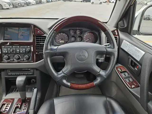 三菱 パジェロ ロング スーパーエクシード 香川県 2000(平12)年 8.9万km サテライトシルバーM/クイーンズシルバー 〇サンルーフ/〇ルーフレール/〇純正ナビ/〇バックカメラ/〇クルーズコントロール/〇ハロゲンヘッドランプ/〇オートライト/〇17インチAW/〇本木製/革巻きステアリングホイール/〇オートエアコン/〇レザーシート/〇パワーシート（運転席）/〇シートヒーター（運転席/助手席）/〇リモコンキー/イモビライザー/〇禁煙車