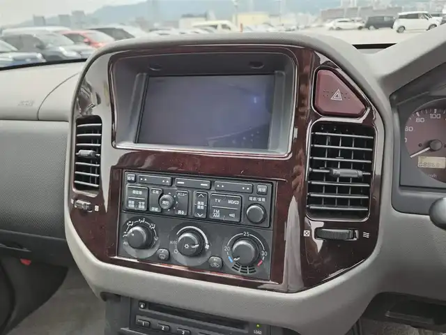 三菱 パジェロ ロング スーパーエクシード 香川県 2000(平12)年 8.9万km サテライトシルバーM/クイーンズシルバー 〇サンルーフ/〇ルーフレール/〇純正ナビ/〇バックカメラ/〇クルーズコントロール/〇ハロゲンヘッドランプ/〇オートライト/〇17インチAW/〇本木製/革巻きステアリングホイール/〇オートエアコン/〇レザーシート/〇パワーシート（運転席）/〇シートヒーター（運転席/助手席）/〇リモコンキー/イモビライザー/〇禁煙車