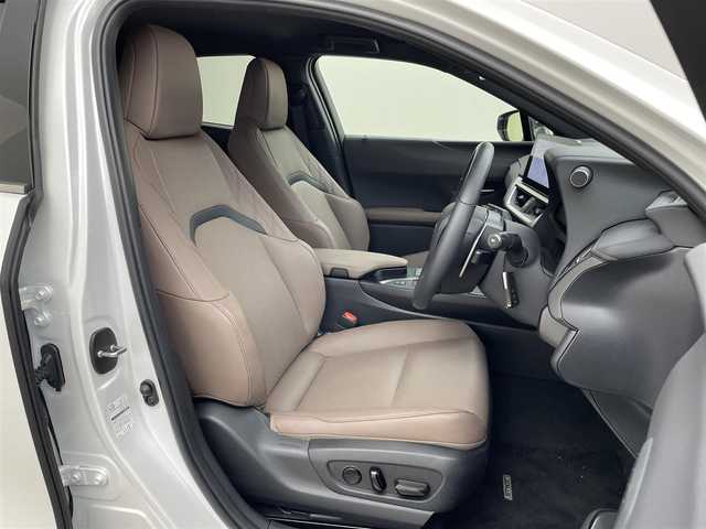 レクサス ＵＸ 250h グレイスフル エクスプローラー 埼玉県 2023(令5)年 0.7万km ソニッククォーツ 純正１２．３インチナビ　パノラミックビューモニター　ＢＳＭ　茶レザー　三眼　ビルトインＥＴＣ２．０　メモリシート　シートヒーター　ベンチレーション　ステアリングヒーター　レーダークルーズコントロール