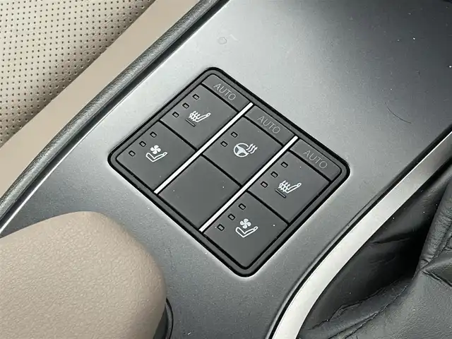 レクサス ＵＸ 250h グレイスフル エクスプローラー 埼玉県 2023(令5)年 0.7万km ソニッククォーツ 純正１２．３インチナビ　パノラミックビューモニター　ＢＳＭ　茶レザー　三眼　ビルトインＥＴＣ２．０　メモリシート　シートヒーター　ベンチレーション　ステアリングヒーター　レーダークルーズコントロール