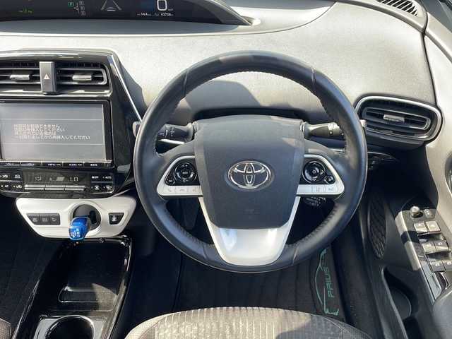 トヨタ プリウス A 三重県 2016(平28)年 4.7万km 黒 純正9型ナビ(AM/FM/CD/TV/BT)/バックカメラ/BSM/レーダークルーズコントロール/パーキングアシスト/コーナーセンサー/前後ドライブレコーダー/ビルトインETC/オートハイビーム/純正フロアマット/ヘッドアップディスプレイ/革巻きステアリング/レーンキープアシスト/社外アルミホイール/オールペイント(純正ブラック)/ローダウン/電動格納ミラー/禁煙車