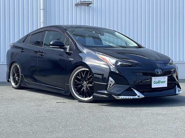 トヨタ プリウス A 三重県 2016(平28)年 4.7万km 黒 純正9型ナビ(AM/FM/CD/TV/BT)/バックカメラ/BSM/レーダークルーズコントロール/パーキングアシスト/コーナーセンサー/前後ドライブレコーダー/ビルトインETC/オートハイビーム/純正フロアマット/ヘッドアップディスプレイ/革巻きステアリング/レーンキープアシスト/社外アルミホイール/オールペイント(純正ブラック)/ローダウン/電動格納ミラー/禁煙車