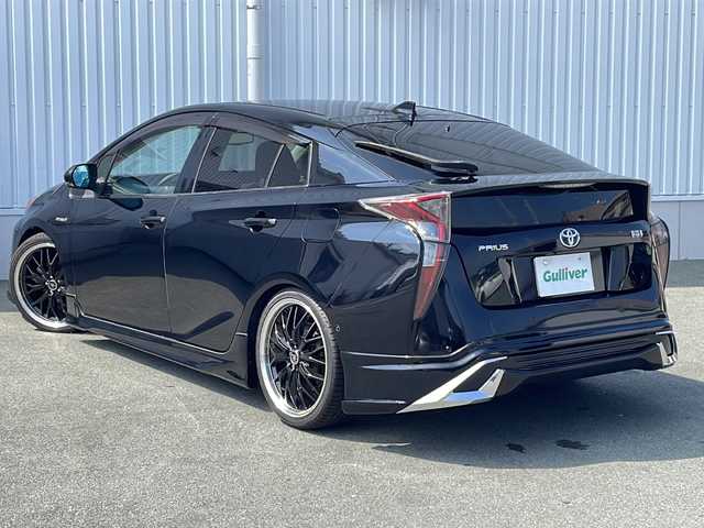 トヨタ プリウス A 三重県 2016(平28)年 4.7万km 黒 純正9型ナビ(AM/FM/CD/TV/BT)/バックカメラ/BSM/レーダークルーズコントロール/パーキングアシスト/コーナーセンサー/前後ドライブレコーダー/ビルトインETC/オートハイビーム/純正フロアマット/ヘッドアップディスプレイ/革巻きステアリング/レーンキープアシスト/社外アルミホイール/オールペイント(純正ブラック)/ローダウン/電動格納ミラー/禁煙車