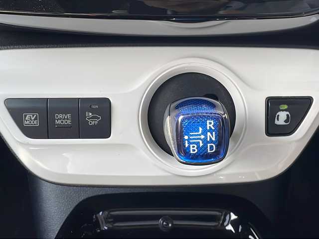 トヨタ プリウス A 三重県 2016(平28)年 4.7万km 黒 純正9型ナビ(AM/FM/CD/TV/BT)/バックカメラ/BSM/レーダークルーズコントロール/パーキングアシスト/コーナーセンサー/前後ドライブレコーダー/ビルトインETC/オートハイビーム/純正フロアマット/ヘッドアップディスプレイ/革巻きステアリング/レーンキープアシスト/社外アルミホイール/オールペイント(純正ブラック)/ローダウン/電動格納ミラー/禁煙車