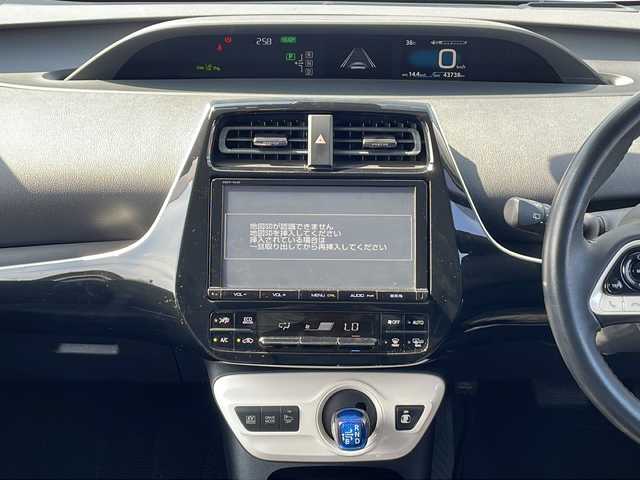 トヨタ プリウス A 三重県 2016(平28)年 4.7万km 黒 純正9型ナビ(AM/FM/CD/TV/BT)/バックカメラ/BSM/レーダークルーズコントロール/パーキングアシスト/コーナーセンサー/前後ドライブレコーダー/ビルトインETC/オートハイビーム/純正フロアマット/ヘッドアップディスプレイ/革巻きステアリング/レーンキープアシスト/社外アルミホイール/オールペイント(純正ブラック)/ローダウン/電動格納ミラー/禁煙車