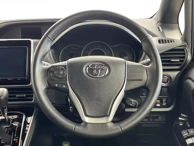 トヨタ ヴォクシー ZS 煌Ⅱ 新潟県 2020(令2)年 6.3万km イナズマスパーキングブラックガラスフレーク 純正メモリナビ【NSZT-Y68T】/　フルセグTV/Bluetooth/CD/DVD/衝突被害軽減ブレーキ/レーンキープアシスト/両側パワースライドドア/前後コーナーセンサー/前後ドライブレコーダー【DC-DR651】/クルーズコントロール/バックモニター/ビルトインETC/アイドリングストップ/オートマチックハイビーム/LEDヘッドライト/横滑り防止装置/レザーステアリング/ステアリングスイッチ