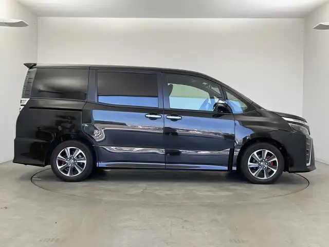 トヨタ ヴォクシー ZS 煌Ⅱ 新潟県 2020(令2)年 6.3万km イナズマスパーキングブラックガラスフレーク 純正メモリナビ【NSZT-Y68T】/　フルセグTV/Bluetooth/CD/DVD/衝突被害軽減ブレーキ/レーンキープアシスト/両側パワースライドドア/前後コーナーセンサー/前後ドライブレコーダー【DC-DR651】/クルーズコントロール/バックモニター/ビルトインETC/アイドリングストップ/オートマチックハイビーム/LEDヘッドライト/横滑り防止装置/レザーステアリング/ステアリングスイッチ
