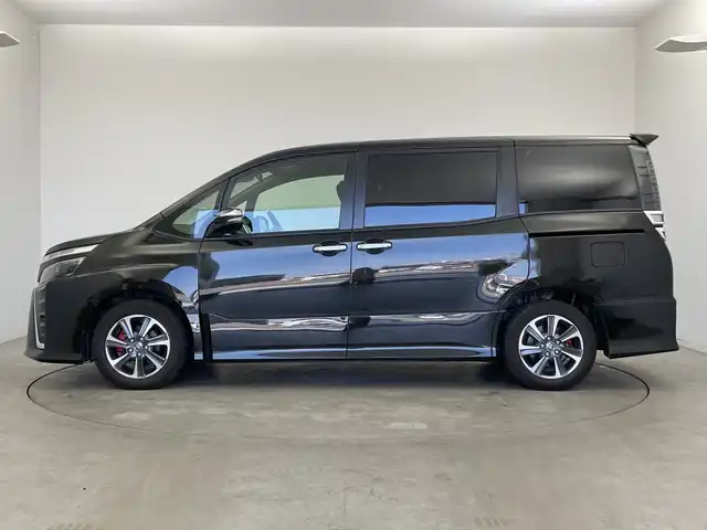 トヨタ ヴォクシー ZS 煌Ⅱ 新潟県 2020(令2)年 6.3万km イナズマスパーキングブラックガラスフレーク 純正メモリナビ【NSZT-Y68T】/　フルセグTV/Bluetooth/CD/DVD/衝突被害軽減ブレーキ/レーンキープアシスト/両側パワースライドドア/前後コーナーセンサー/前後ドライブレコーダー【DC-DR651】/クルーズコントロール/バックモニター/ビルトインETC/アイドリングストップ/オートマチックハイビーム/LEDヘッドライト/横滑り防止装置/レザーステアリング/ステアリングスイッチ